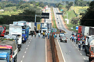 Protestos de caminhoneiros bloqueiam rodovias no PR, SC, SP, MG, ES e MT