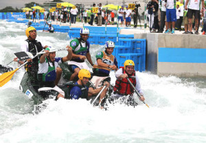 O prefeito do Rio, Eduardo Paes (a dir) participa da inauguração do circuito de canoagem slalom