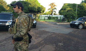 Policiais isolam a pista que dão acesso à residência oficial de Cunha