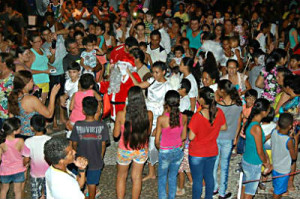 Papai Noel surgiu na sacada da prefeitura, fazendo a alegria da criançada