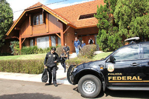 Megaoperação da PF faz 'batida' em secretaria e casa de empreiteiro sobre a Lama Asfáltica