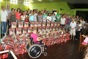 Com apoio de parceiros e voluntários, entidade distribui cestas básicas, cestas de Natal e presentes