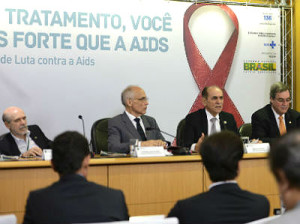 O ministro Marcelo Castro lança campanha de prevenção e apresenta números da aids no Brasil