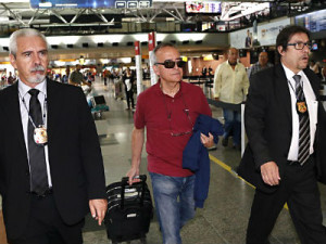 O ex-diretor da área Internacional da Petrobras, Nestor Cerveró, embarca no Aeroporto Internacional de Curitiba (PR) rumo ao Rio de Janeiro