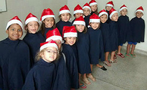 20 meninos e meninas de quatro e cinco anos de idade,