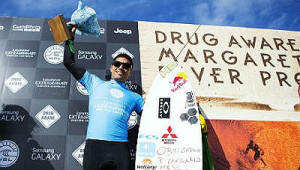 Com a ajuda de Gabriel Medina, vencedor no ano passado, Adriano de Souza supera Fanning