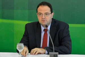 Nelson Barbosa assume o Ministério da Fazenda no lugar de Joaquim Levy.