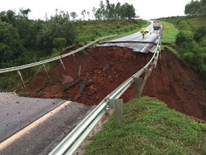 Trecho fica sobre rio Morumbizinho e caiu neste sábado (Foto: G1)