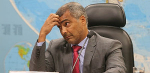 O senador Romário (PSB-RJ) é o presidente da CPI do Futebol