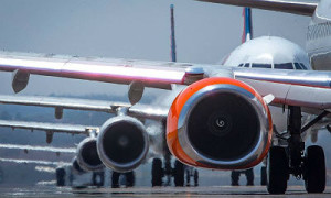Aviões em sequência no aeroporto de Brasília. Companhias aéreas devem enfrentar primeira retração em 13 anos - André Coelho / Agência O Globo