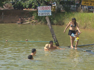 Balneários e piscinas de clubes e condomínios devem possuir acessos restritos