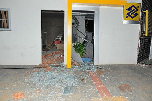 Banco ficou totalmente destruído (Foto: Divulgação )