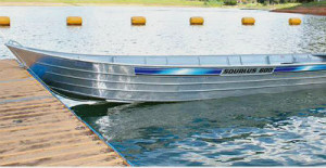 Barco Squalus 600, modelo sem motor, tamanho: 6 m x 1,5 m, material alumínio, capacidade: 5 passageiros