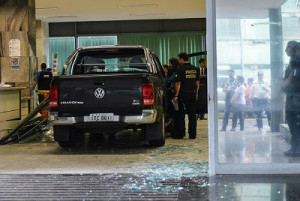 Brasília - Uma caminhonete, com placa de Londrina, invadiu a entrada de serviço do Ministério da Fazenda. Ninguém se feriuJosé Cruz/Agência Brasil