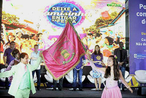 "Deixe a Camisinha Entrar na Festa" é o slogan da campanha lançada nesta quinta-feira na quadra da Mangueira.