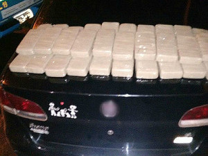 Tabletes de cocaína estavam no banco traseiro do carro dos suspeitos (Foto: Divulgação/ PMA)