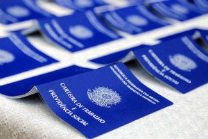 Perda de empregos com carteira avança sobre comércio e setor de serviços