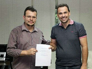 Erney Cunha e Juvenal Neto expõe documento (Foto: Edson Ribeiro )