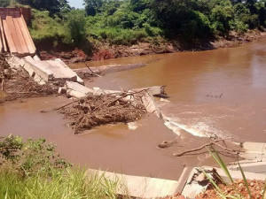 Ponte que desabou em Guia Lopes da Laguna prejudicou acesso a um dos principais polos produtivos