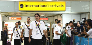 Jogadores da seleção brasileira de vôlei na chegada a Londres, em 2012