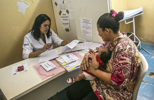 A menina Nivea, que nasceu com microcefalia, passa por exames com sua mãe, Carla Silva no Hospital Oswaldo Cruz, no Recife (PE)