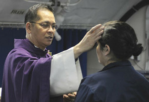 Padre coloca as cinzas na testa de fiel ( Official U.S. Navy Imagery / CC)