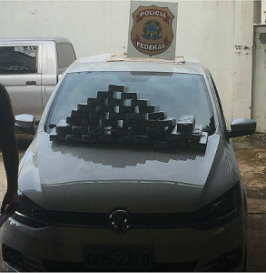A cocaína estava no painel do veículo VW, Fox