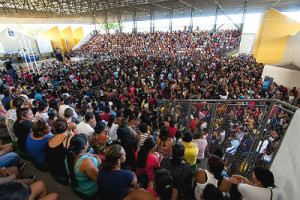 Sorteio das unidades habitacionais lota ginásio do Complexo Poliesportivo (Foto: Renê Marcio Carneiroou