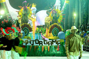 Major Gama abriu desfile das escolas de samba 2016 contando a história da cachaça (Foto: Kléverton Velasques)