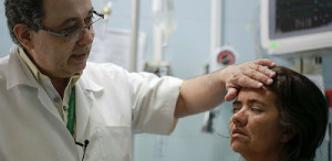 Paciente com Guillain-Barré não consegue fechar os olhos porque a síndrome comprometeu seus músculos faciais, em hospital na Colômbia