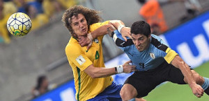 Sempre muito avançado, David Luiz falhou nos dois gols uruguaios na partida