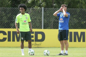Willian e Dunga no último treino da seleção brasileira, em Viamão (Foto: Globo Esporte )