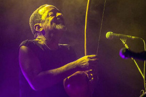Naná era conhecido por seu estilo único de tocar berimbau e outros instrumentos Foto: Felipe Campal / Divulgação