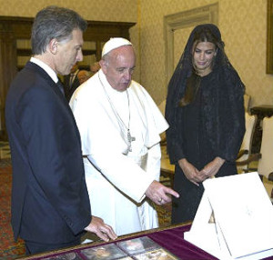 O Presidnete argentino, Mauricio Macri, com o Papa e a terceira mulher, Juliana Awada. Claudio Onora/Reuters