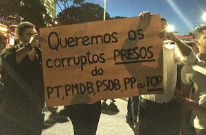 Manifestantes chegaram a gritar que iriam invadir o Planalto