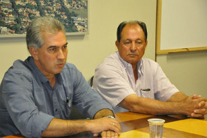 Governador Reinaldo Azambuja com o deputado estadual Zé Teixeira: parceria em defesa dos direitos da população