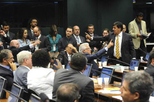 35 dos 38 membros da Comissão que votaram a favor da abertura do processo de impeachment são indiciados por corrupção