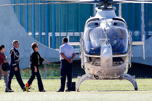 Rilma embarca no helicóptero presidencial para seguir  à base aérea, d e onde viaja para EUA. Pedro Ladeira/Folhapress 