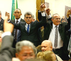 Membros da Diretório Nacional do PMDB comemoram rompimento com o governo Dilma 