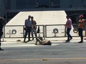 O homem que ateou fogo sob o próprio corpo em frente ao Palácio do Planalto ainda não foi identificado