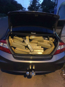 Maconha estava armazenada no porta-malas do veículo (Foto: Divulgação/PRF)
