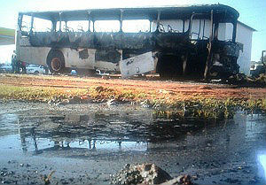 Ônibus foi totalmente destruído pelo fogo. (Foto: Marcos Ermínio)