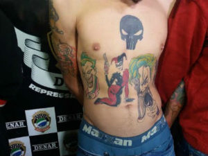 Jovem com várias tatuagens de palhaço (Foto: Priscilla dos Santos/ G1 MS)