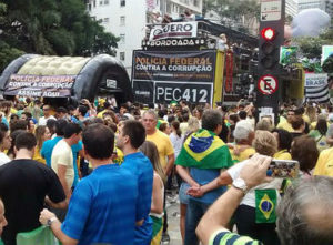 Manifestantes em São Paulo a favor da autonomia da Polícia Federal (Foto: Marcos Coronato)