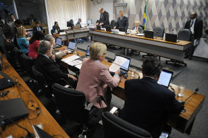 (PEC)  113/2015, estabelece o fim da reeleição para o Poder Executivo 