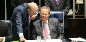 O senador José Serra (PSDB-SP) conversa com o presidente do Senado, Renan Calheiros (PMDB-AL)