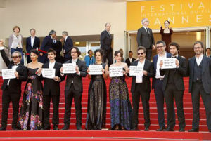 Equipe do filme Aquarius, dirigido pelo brasileiro Kleber Mendonça Filho, protestam no tapete vermelho do Festival de Cinema de CannesGuillaume Horcajuelo/Agência Lusa/Direitos Reservados