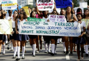 Estudantes marcham em protesto contra o assédio sofrido por uma normalista em transporte público no Rio - Alexandre Cassiano / Agência O Globo