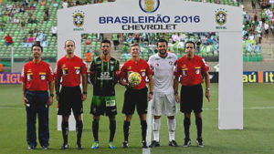 Capitães de América-MG (Leandro Guerreiro) e Flu (Fred) antes do jogo pelo Brasileiro