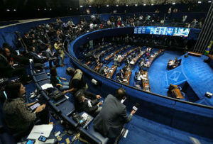 Por 55 votos a e 22 contra, Senado abre processo de impeachment de Dilma